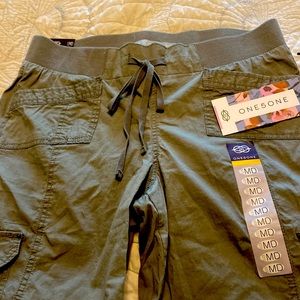 Womens green cargo capri pants